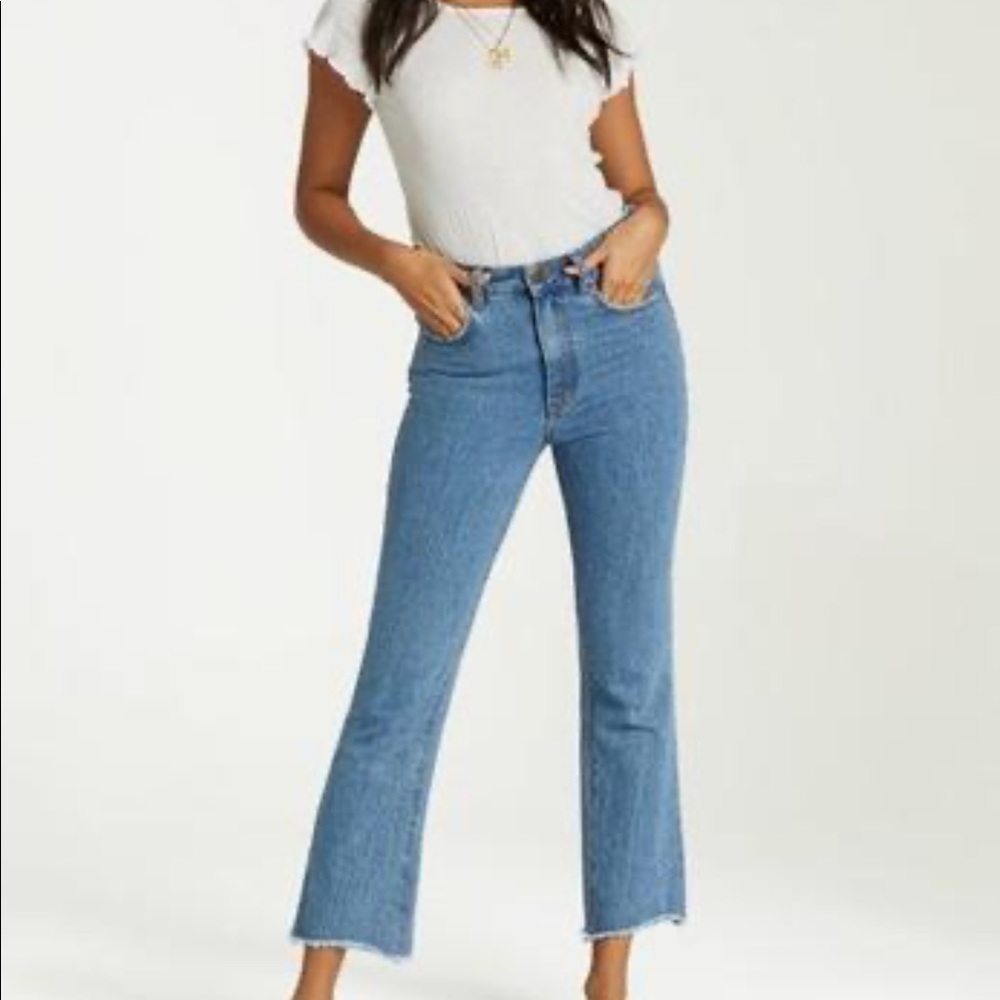 ❗️BILLABONG HIGHWAISTED FRAYED JEANS 👖